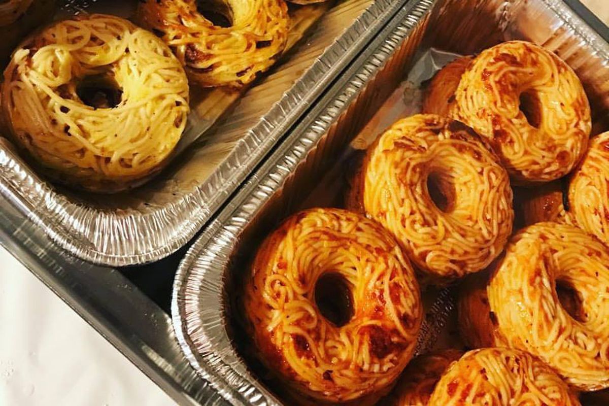 Bánh rán Spaghetti:  Món ăn lạ độc này được lấy cảm hứng từ món mì ống được chiên với trứng và pho mát. Bánh rán spaghetti là món ăn nhanh tiện lợi cho những buổi dã ngoại.