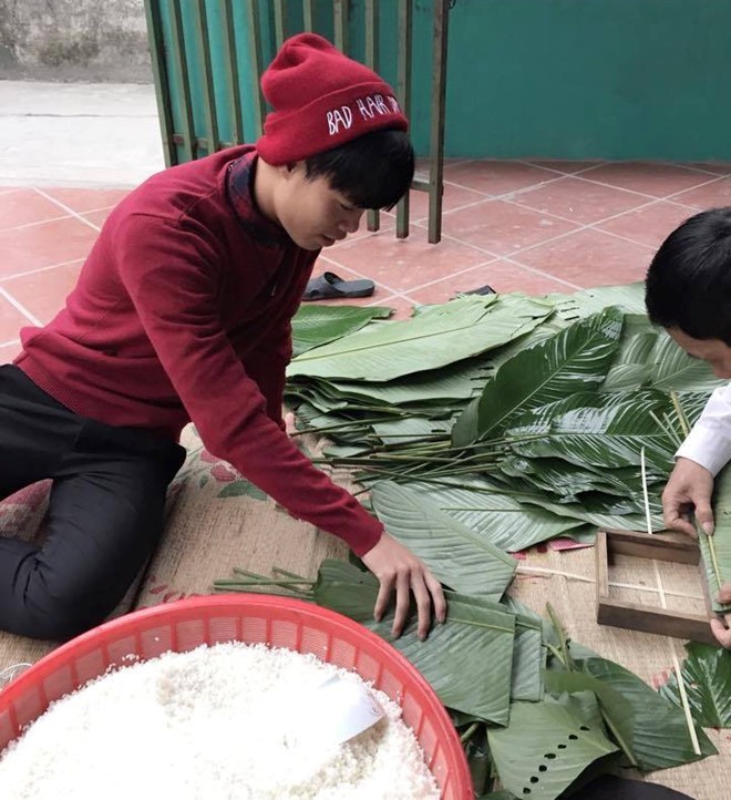 Văn Toàn cùng gia đình ở quê nhà tại xã Thạch Khôi (Hải Dương)  gói bánh chưng đón Tết.