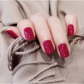 Mẫu nail Tết màu đỏ là tông màu được phái đẹp ưa chuộng nhiều nhất khi chọn sơn móng tay dịp Tết.