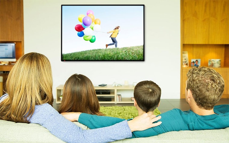 Trong thời gian xem TV, bạn có thể tranh thủ tập thể dục lúc chiếu quảng cáo. Theo một nghiên cứu do cơ quan truyền thông Nielsen tiến hành, ít nhất bạn sẽ có 14 phút quảng cáo giữa các chương trình truyền hình trên TV, thời gian này đủ để bạn tập luyện nhanh.