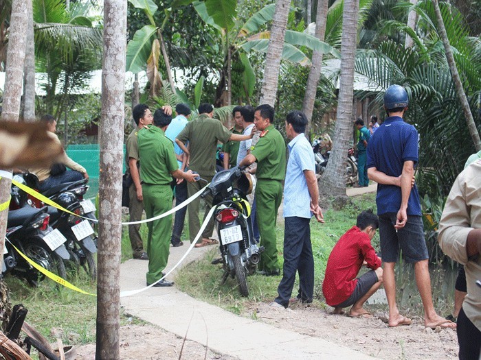 1. Nghi án chồng ghen,  sát hại vợ lẫn “tình địch“: Ngày 9/2, Cơ quan CSĐT Công an tỉnh Bến Tre cho biết, đang tiến hành điều tra vụ án mạng ở xã Tân Phú Tây, huyện Mỏ Cày Bắc (Bến Tre). Tại hiện trường vụ án mạng ở một chòi vịt ở xã Tân Phú Tây, 2 phụ nữ là Đặng Ngọc Mễ (45 tuổi, ngụ xã Tân Phú Tây) và Nguyễn Thị Ngọc Dung (51 tuổi, ngụ xã Hòa Lộc) đều đã tử vong nghi do bị cắt cổ. Trong ảnh: Lực lượng chức năng phong tỏa hiện trường vụ việc. (Ảnh: Pháp luật TPHCM)