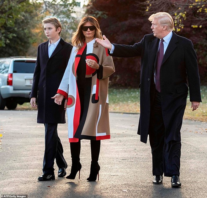 Cậu con trai út Barron Trump ngày càng khẳng định phong cách thời trang đẳng cấp khi diện trench coat kết hợp sơ mi trắng, quần âu và giày da bóng trong một sự kiện cùng bố mẹ.