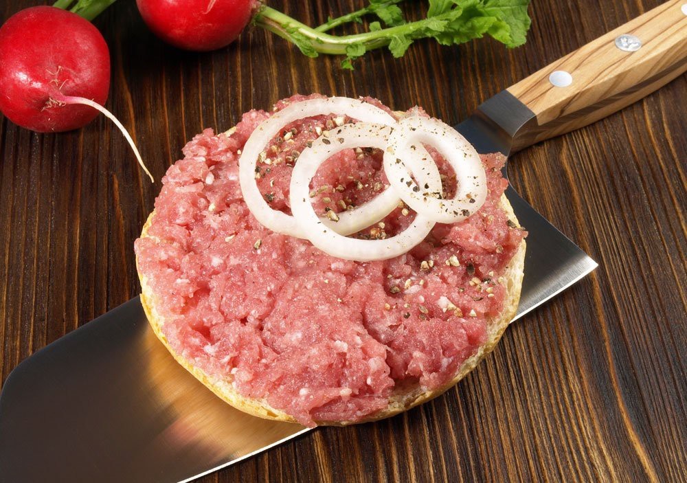 Mett theo tiếng Đức có nghĩa là "thịt heo băm nhỏ" nên thành phần chính của món ăn này chẳng có gì ngoài  thịt sống xay. Ở những vùng Đông Đức, Bắc Đức hay Berlin thì người ta còn gọi theo cách khác là Hackepeter.