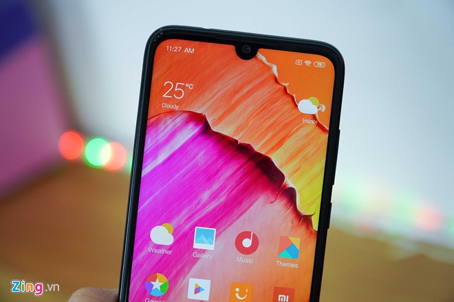 Sau chiếc Redmi Note 7, Xiaomi tiếp tục ra mắt phiên bản nâng cấp của máy với tên gọi Redmi Note 7 Pro. Máy có thiết kế tương tự phiên bản tiền nhiệm khi sở hữu màn hình giọt nước cùng mặt lưng nhiều màu sắc, có thể thay đổi theo góc nhìn.