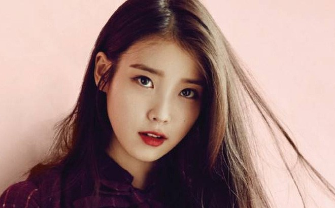 IU, tên thật là Lee Ji Eun, được người hâm mộ ưu ái gọi bằng danh xưng “em gái quốc dân” nhờ  gương mặt baby, vẻ đẹp trong sáng như trẻ thơ.