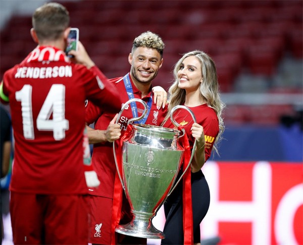 Perrie Edwards mới đây đã có mặt trên sân cùng bạn trai Alex Oxlade-Chamberlain ăn mừng sau khi Liverpool giành chiến thắng ngoạn mục trong trận chung kết Champions League.