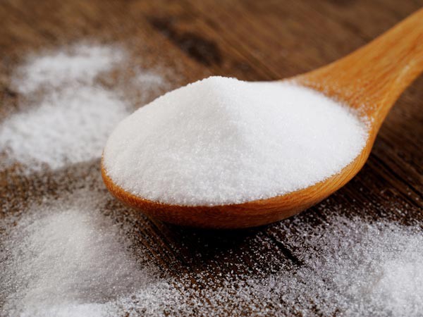 Baking Soda  Các tính chất kiềm của baking soda có thể làm loãng axit có xu hướng gây ra đau buốt. Nước soda cân bằng lượng axit trong cơ thể. Nó giúp diệt vi khuẩn cũng như xử lý vết loét và  trị nhiệt miệng. Ngoài ra, nó làm giảm viêm, cung cấp sức khỏe răng miệng bằng cách loại bỏ vi trùng và vi khuẩn.