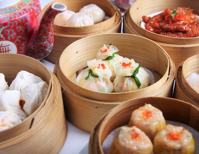 Dimsum là một trong số những món ăn nổi tiếng tại Hong Kong. Món này đơn giản chỉ là trứng được chiên giòn bên ngoài, bên trong mềm, mịn và rất thơm ngon. Món ăn đơn giản đó lại khiến bao người mê mẩn khi được thưởng thức.