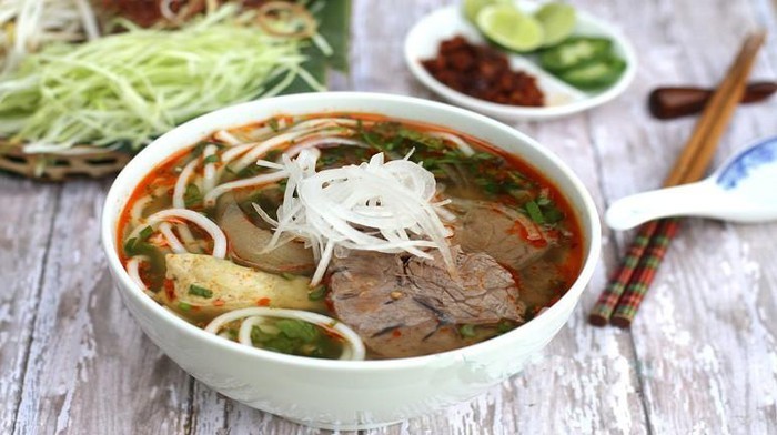 Bún bò Huế: Đây là  món Huế cực tinh túy được nhiều du khách biết đến. Bún bò Huế mang một hương vị đặc trưng riêng mà không nơi nào có được, đó là vị ngọt thanh của gia vị cùng với mùi sả, ruốc, nước dùng, thịt luộc ăn kèm với rau thơm, chanh, tiêu, nước mắm…tạo nên sức hấp dẫn tới lạ lùng.