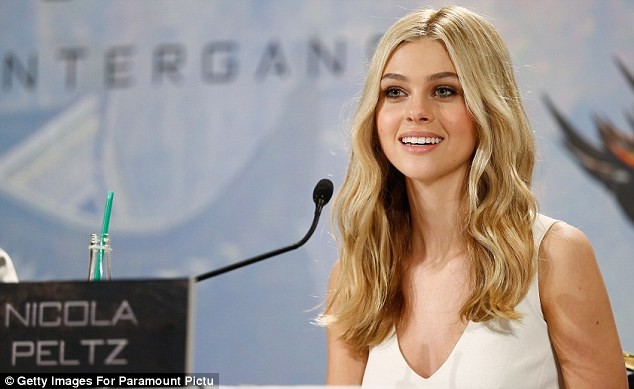 Nữ diễn viên Nicola Peltz sinh năm 1995 tại Mỹ nhưng có gốc Nga lai Do Thái, Đức và Anh. Cô là con gái của cựu siêu mẫu Claudia Heffner và tỷ phú Nelson Peltz.