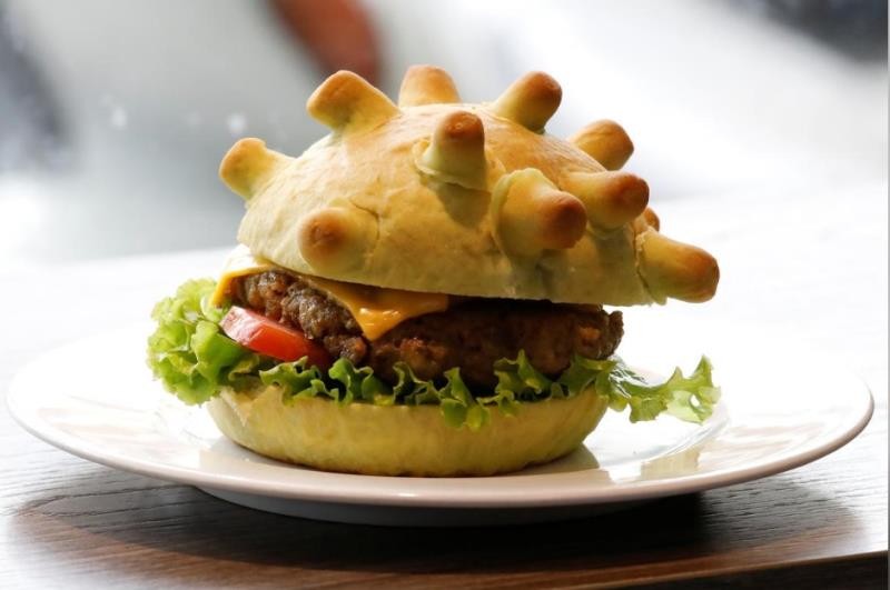 Đầu bếp Hoàng Tùng và nhà hàng của anh đã tạo nên chiếc bánh  burger corona được làm từ trà xanh và tạo hình mô phỏng virus. Chiếc bánh này có nhân thông thường nhưng với diện mạo đầy sáng tạo, chiếc bánh được trang tin Reuters hết lời khen.