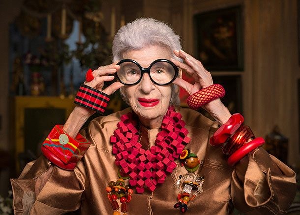 Iris Apfel, sinh năm 1921, dù gần 100 tuổi nhưng vẫn yêu thích những bộ trang phục và phụ kiện màu sắc sặc sỡ.