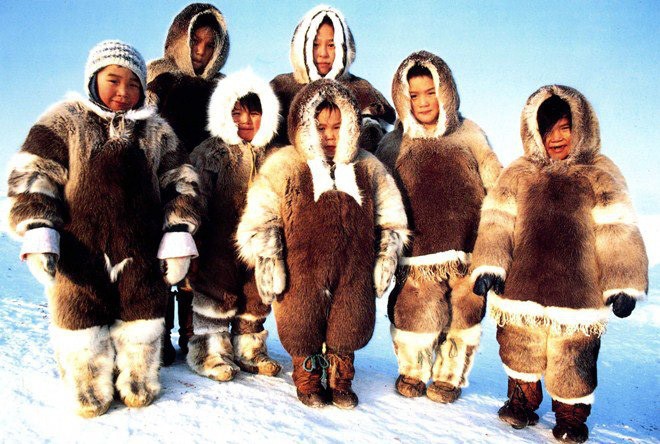 Cách đây khoảng 5000 năm,  người Eskimo xuất hiện ở khu vực Bắc Mỹ, sau đó di chuyển đến những vùng đất băng tuyết khác như Đông Siberira, Alaska, Canada, Greenland.