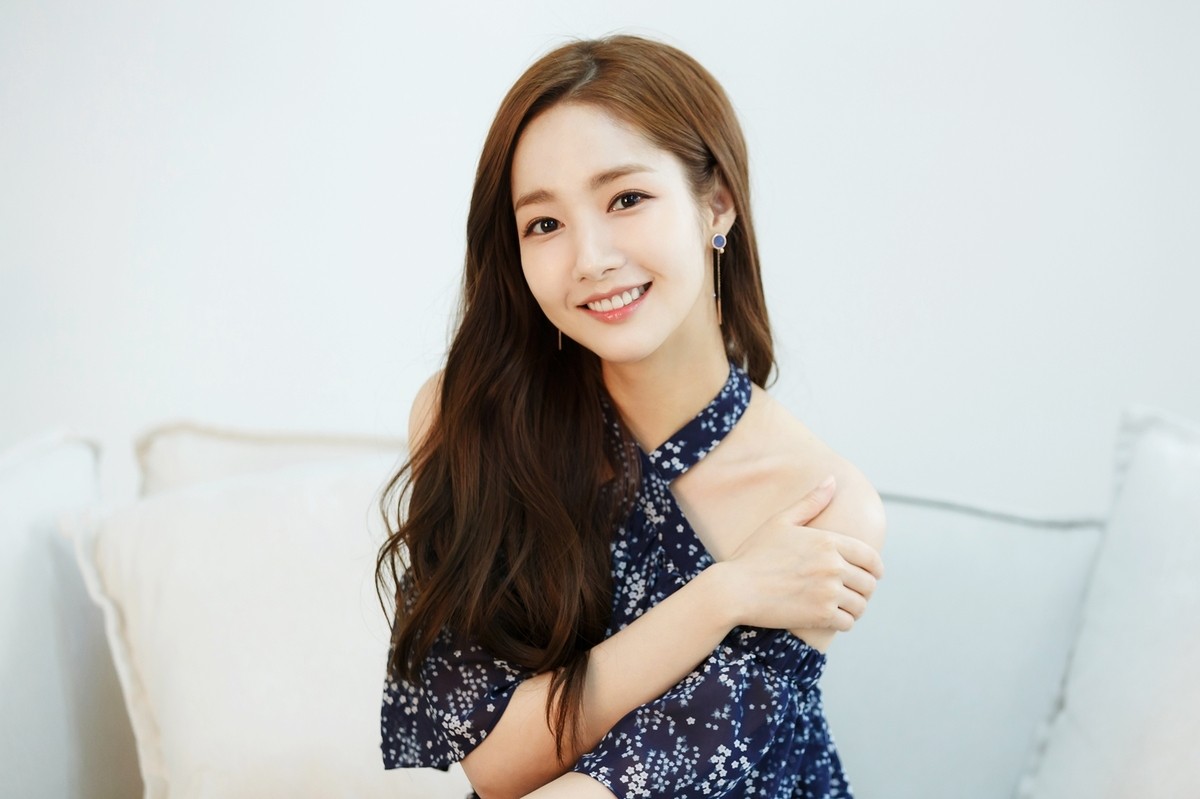 Ngoài nhan sắc cực đỉnh và lối diễn xuất tự nhiên, công chúng Hàn còn yêu mến Park Min Young về  gu thời trang nữ tính không quá sang chảnh nhưng vẫn thời thượng.