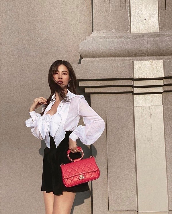 Đông Nhi trong những ngày đầu thai kỳ khoe bộ ảnh streetstyle chọn “cả cây” Chanel sành điệu từ trên xuống.