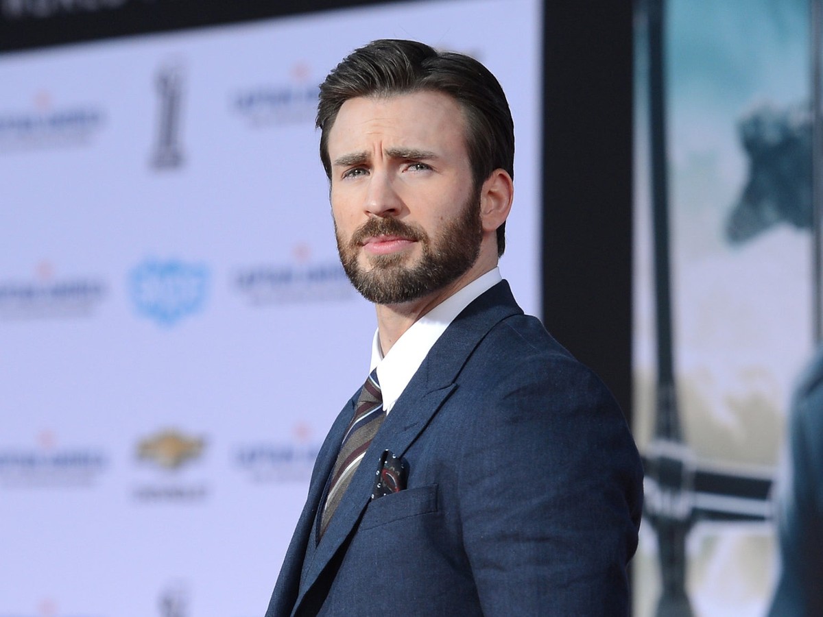 Nam diễn viên Chris Evans được nhiều cô gái mê mẩn bởi vẻ ngoài nam tính và phong độ. Thậm chí, ngay cả những bức hình chụp vội của người hâm mộ cũng không thể dìm được vóc dáng và khuôn mặt “đẹp như tạc” của đội trưởng Mỹ.