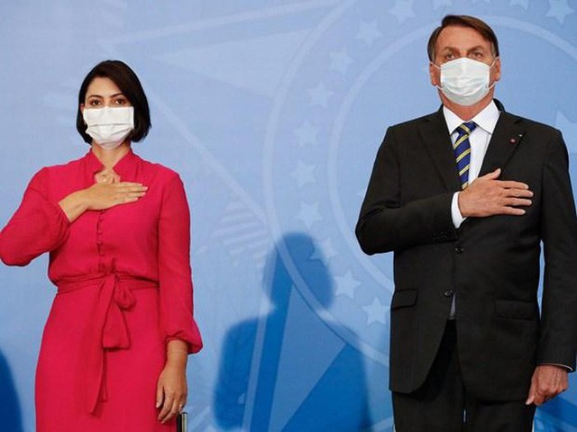 Chính phủ Brazil ngày 30/7/2020 thông báo đệ nhất phu nhân nước này, bà Michelle Bolsonaro dương tính với virus SARS-CoV-2. Thông báo trên được đưa ra 5 ngày sau khi chồng bà, Tổng thống Brazil Jair Bolsonaro cho biết đã khỏi bệnh và trở lại làm việc bình thường sau 2 tuần cách ly.