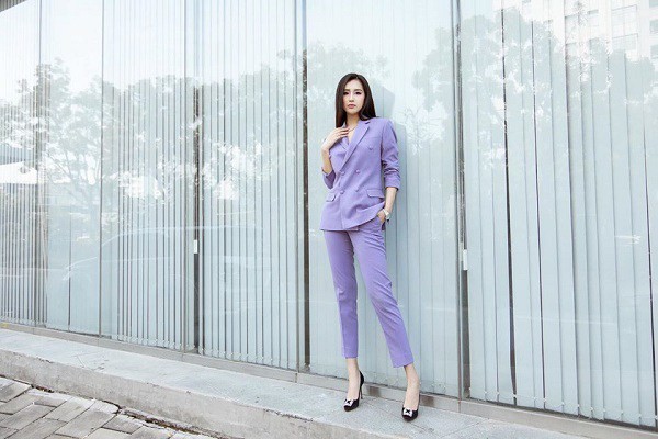 Hoa hậu Mai Phương Thúy  diện suit màu tím rất trendy, cá tính và mạnh mẽ.