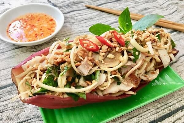 Người ta thường dùng hoa chuối để làm nấu canh chua, hoặc dùng làm rau chần, rau ăn kèm bún bò cũng rất ngon, nhưng có lẽ được ưa chuộng hơn cả là các món gỏi hoa chuối (nộm). Đây là món ăn quen thuộc của ẩm thực Việt Nam có cách thực hiện tương đối đơn giản, nhanh chóng.