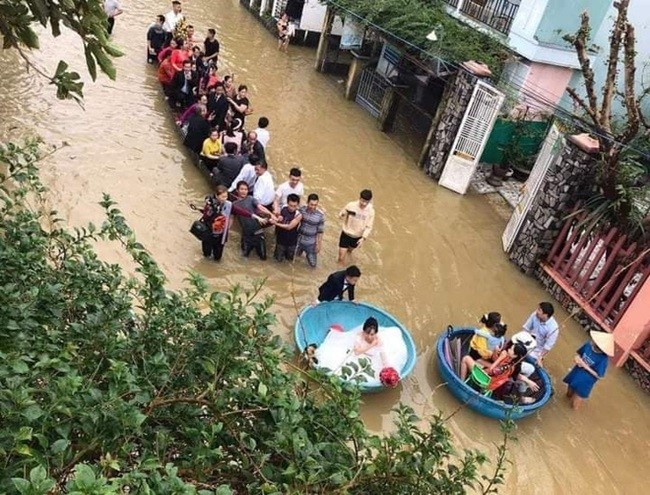 Do ảnh hưởng của những trận mưa kéo dài, nhiều địa phương ở Quảng Ngãi rơi vào tình trạng ngập úng. Gần đây, một  đám cưới giữa mùa lũ ở xã Bình Dương, huyện Bình Sơn, tỉnh Quảng Ngãi, quan viên 2 họ có màn rước dâu tưng bừng giữa biển nước lũ, gây ấn tượng trên mạng xã hội.