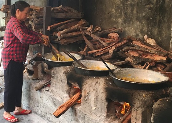 Cố đô Huế lâu nay có rất nhiều nơi làm mứt, từ thành phố về các huyện, nhưng nổi tiếng và có vị ngon hơn cả vẫn là  mứt gừng truyền thống Kim Long (phường Kim Long, TP. Huế).