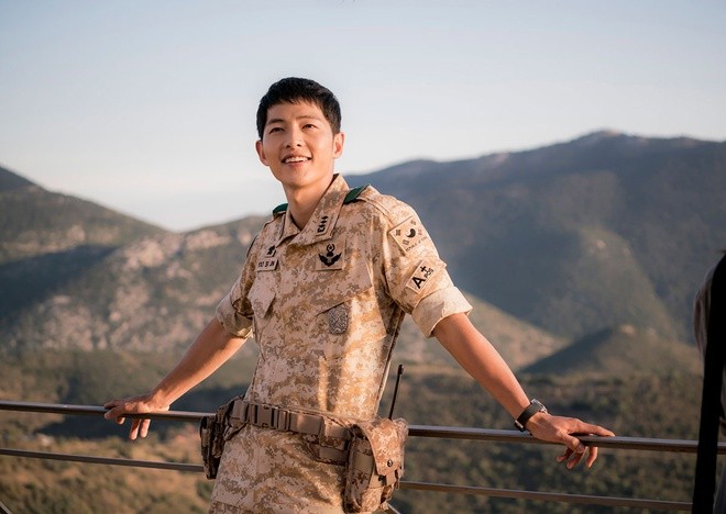 Song Joong Ki: Sau nhiều lần lựa chọn diễn viên nam chính cho Hậu duệ mặt trời, Song Joong Ki chính thức được gọi tên vào vai đại úy Yoo Shi Jin.