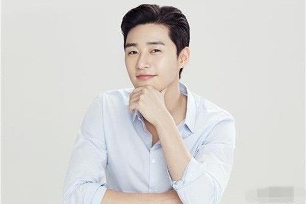 Trong chương trình Entertainment Weekly của đài KBS2TV, mỹ nam xứ Hàn Park Seo Joon từng chia sẻ về bí quyết chăm sóc và  sở hữu làn da đẹp mịn màng của mình.