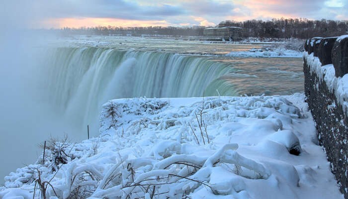  Thác nước Niagara là một nơi tuyệt vời để tham quan bất kể lúc nào trong năm. Tuy nhiên vào mùa đông lạnh giá như ở Bắc Mỹ, thác Niagara tạo nên một cảnh tượng ngoạn mục.