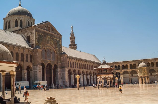 Damascus, Syria: Đây được coi là thành phố có người sinh sống lâu đời nhất trên thế giới, với bằng chứng về sự sống có niên đại ít nhất là từ 11.000 năm trước. Ngày nay, đây là nơi sinh sống của khoảng 2,5 triệu người và được coi là Thủ đô Văn hóa Ả Rập.