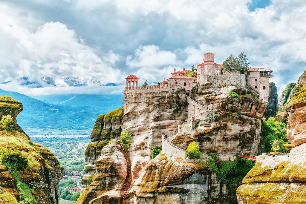 Quần thể tu viện Meteora nằm chênh vênh trên vách đá sa thạch tự nhiên sừng sững, nổi bật giữa vùng đồng bằng Thessaly sầm uất, thuộc thị trấn Kalambaka, miền Trung Hy Lạp.