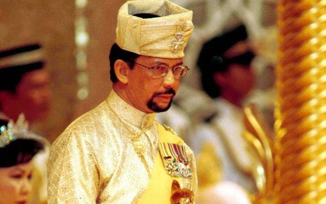  Quốc vương Brunei Hassanal Bolkiah cũng là Thủ tướng của đất nước. Ông từng người giàu nhất thế giới hồi năm 1980 và hiện sở hữu tài sản ròng ước tính khoảng 28 tỷ USD.