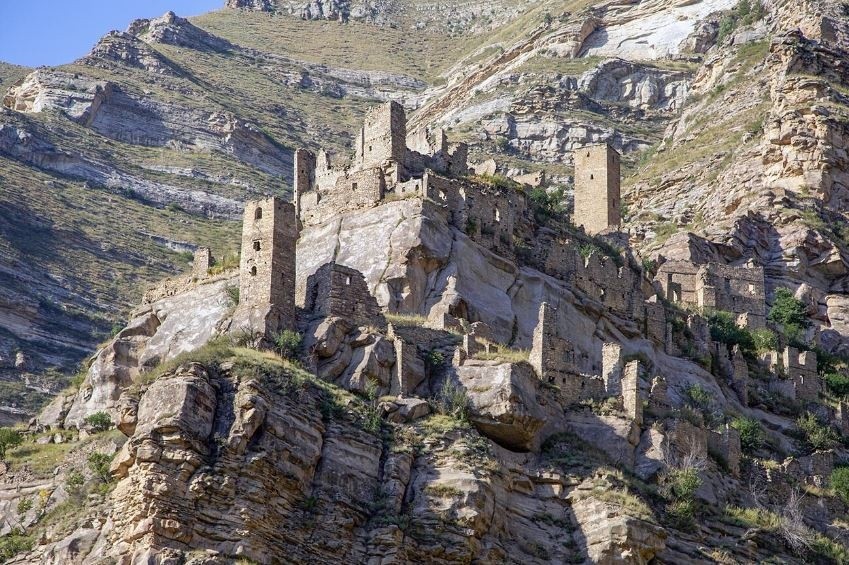 1. Ngôi làng miền núi ở Dagestan: Làng Kahib nằm cách Makhachkala, thủ phủ của Dagestan, 160 km. Ở giữa làng Kahib là tàn tích của những công trình bằng đá được xây dựng từ nhiều thế kỷ trước trên một sườn núi dốc nhìn ra sông Kahibtlar.