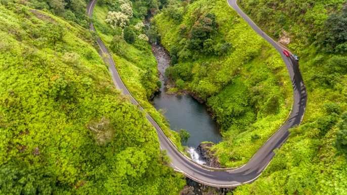 Đường cao tốc Hana, Hawaii: Cảnh quan tuyệt đẹp khi đi trên đường cao tốc Hana khiến bạn có cảm giác như đang ở trong một bối cảnh phim viễn tưởng huyền ảo. Nhưng nó thực sự là một trong những  con đường nguy hiểm nhất thế giới.