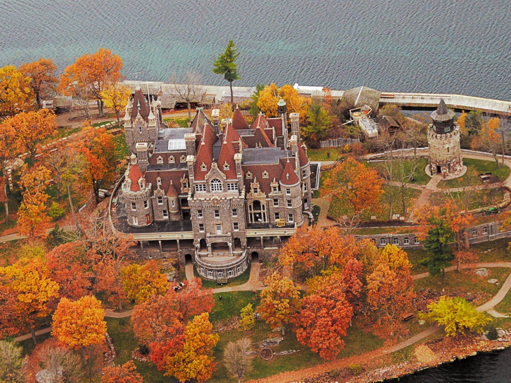 Thousand Islands hay còn gọi là  quần đảo “Ngàn đảo” là vùng biên giới giữa Mỹ và Canada. Chuỗi đảo này bao gồm 1.864 đảo lớn nhỏ nằm sát nhau, khởi nguồn từ phía Đông Bắc hồ Ontario dọc theo con sông Saint Lawrence cho tới 80 km.