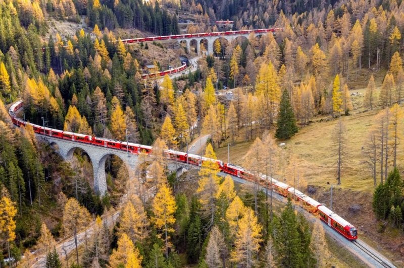 Công ty đường sắt Rhaetian Railway (Thụy Sĩ) vừa giành được kỷ lục Guinness khi đưa vào vận hành  đoàn tàu du lịch dài nhất thế giới chạy qua một trong những cung đường đẹp nhất dọc dãy núi Alps.