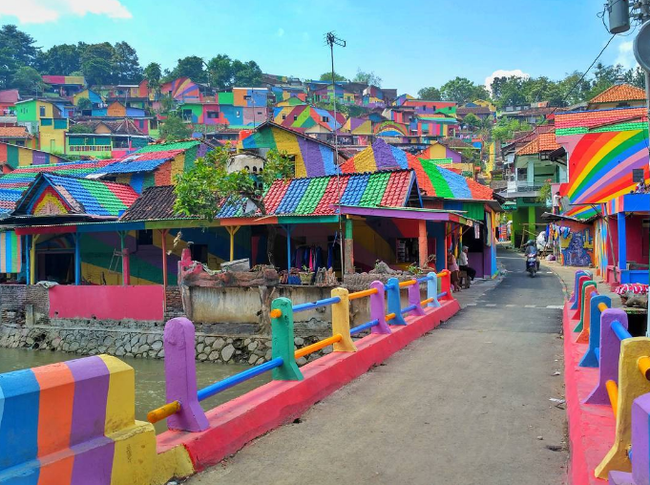  Ngôi làng màu mè Kampung Pelangi ở Indonesia vốn không phải một điểm du lịch nhưng nơi đây ngày càng trở nên nổi tiếng, thu hút nhiều du khách sau khi được sơn màu rực rỡ hơn.