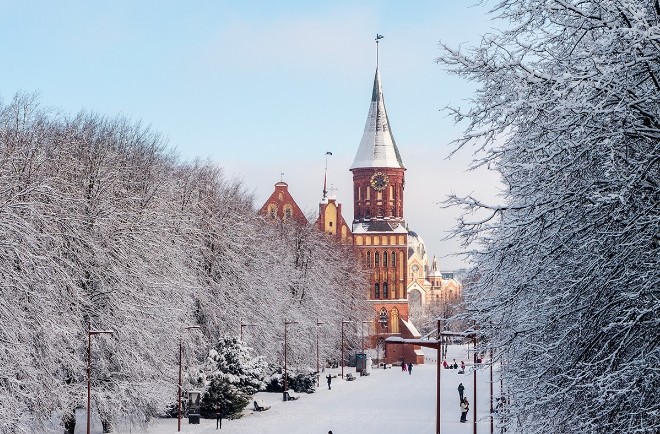 1. Kaliningrad:  Thành phố của Nga này có khí hậu tương đối ôn hòa. Mùa đông ở đây không quá khắc nghiệt và cực lạnh là rất hiếm. Tuy nhiên, lượng tuyết rơi hàng năm vẫn biến thành phố thành xứ sở mùa đông thần tiên. Ảnh Nhà thờ Königsberg tại Kneiphog (đảo Kant).