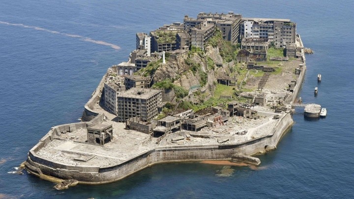 Đảo Hashima còn được biết dưới cái tên Gunkanjima (hòn đảo của thuyền chiến), nằm ngoài khơi Nagasaki về phía tây nam Nhật Bản. Đây là một " hòn đảo ma" có hình dạng giống như một tàu khu trục hải quân.