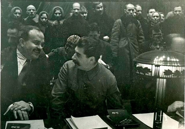 Lãnh đạo Joseph Stalin và thủ tướng Vyacheslav Molotov tham dự đại hội của nông dân tập thể. Trong những năm 1930, Joseph Stalin đã tìm cách phục hồi nền kinh tế  Liên Xô với nhiều tham vọng, đặc biệt chú trọng tập thể hoá nông nghiệp trên diện rộng và phát triển sức mạnh công nghiệp.