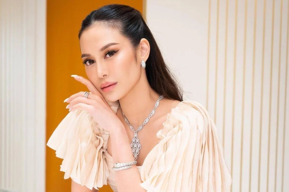 Elly Lam (tên thật: Elenor Lam) sinh năm 1984, là con gái của tỷ phú Hong Kong Peter Lam và cựu diễn viên Đài Loan Lynn Hsieh.