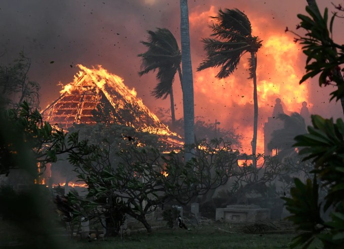 Reuters dẫn lời các quan chức Hawaii cho biết, vụ  cháy rừng ở đảo Maui đã khiến ít nhất 53 người thiệt mạng và biến thị trấn nghỉ mát Lahaina thành đống đổ nát âm ỉ sẽ mất nhiều năm và hàng tỷ đô để xây dựng lại.