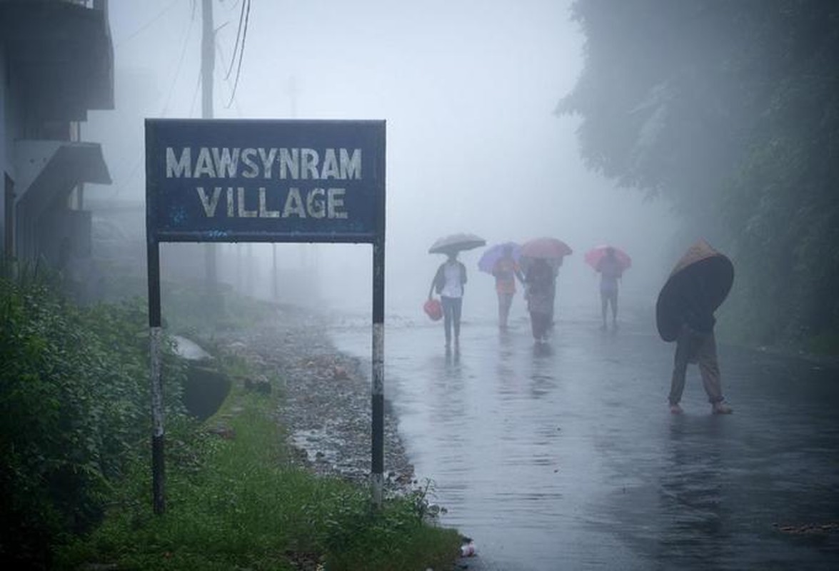  Ngôi làng Mawsynram, nằm ở thủ phủ của bang Meghalaya (Ấn Độ), được xác nhận kỷ lục Guinness là "nơi ẩm ướt nhất thế giới".