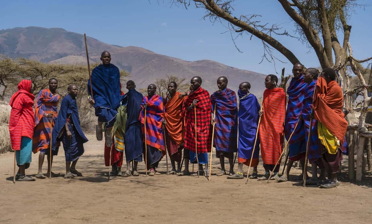 Bộ tộc Maasai có tục lệ  lấy phân trâu bò xây nhà để xua đuổi rắn rết. Họ là bộ lạc thiểu số sinh sống chủ yếu ở hai quốc gia là Kenya và Tanzania.