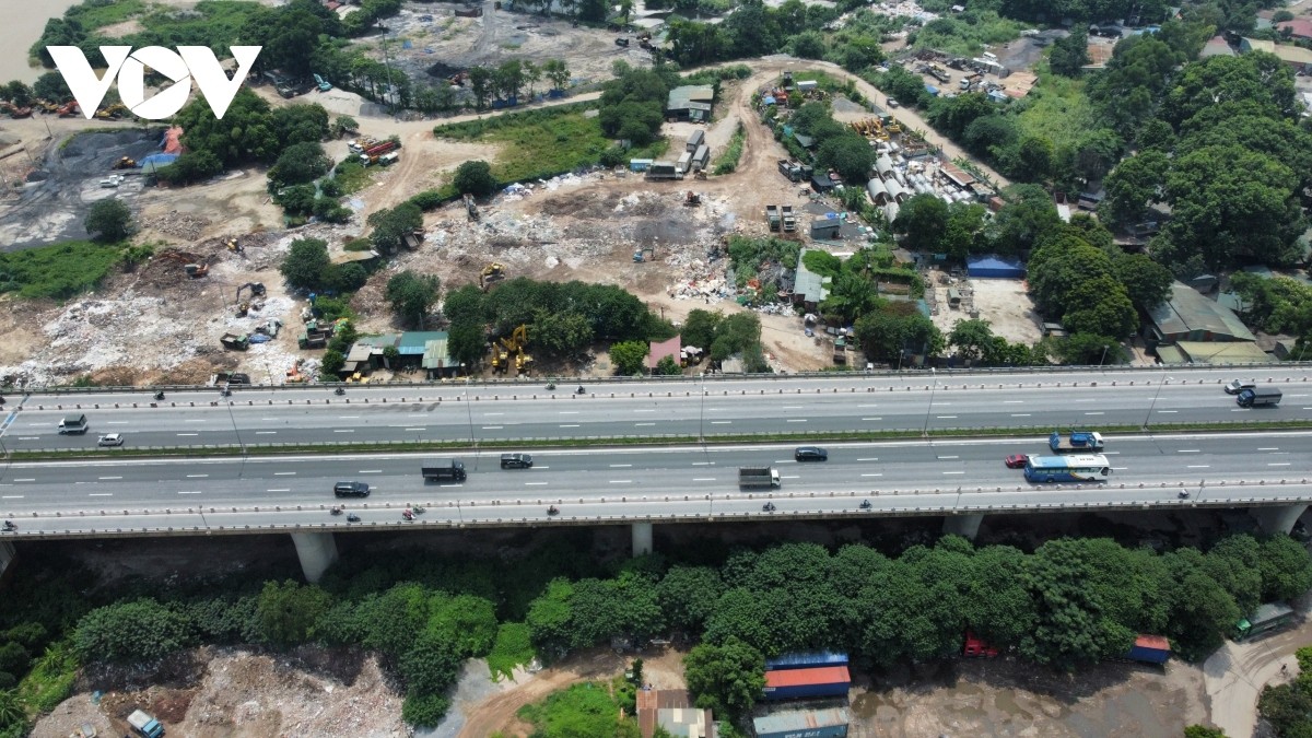  Bãi phế thải xây dựng khổng lồ tại vị trí dưới chân cầu Thanh Trì thuộc địa bàn quận Hoàng Mai, mặc dù đang mùa mưa bão vẫn hoạt động tấp nập.