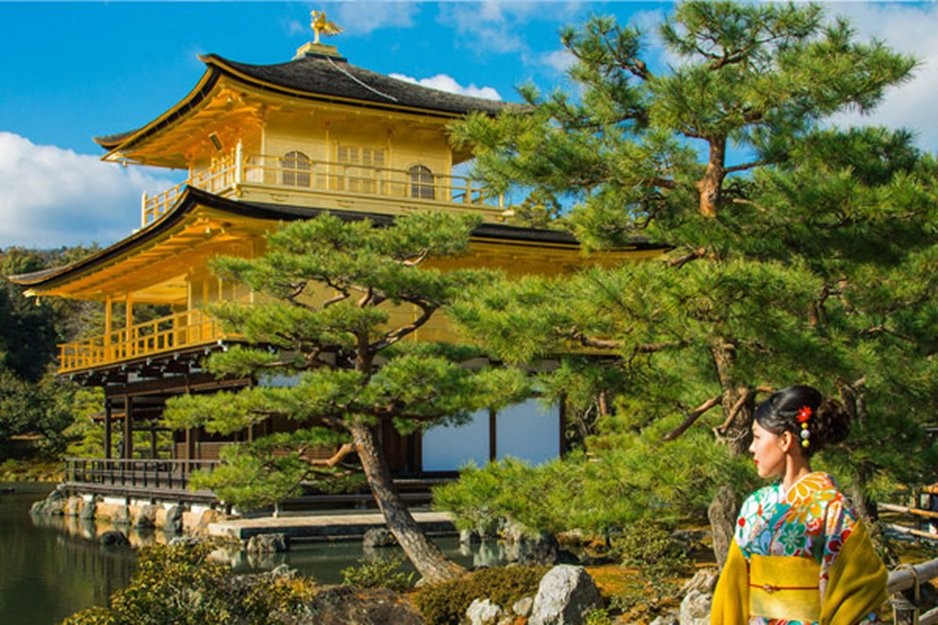 Tọa lạc tại vùng đất Kyoto cổ kính,  chùa vàng Kinkakuji nổi tiếng khắp xa gần bởi những nét đẹp độc đáo không ngôi chùa nào có được.