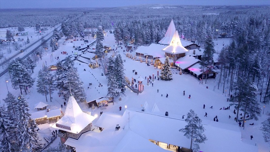 Lapland, nơi được mệnh danh là quê hương của ông già Noel, luôn thu hút đông đảo du khách vào mùa Giáng Sinh ghé thăm để tận hưởng không khí ấm áp của dịp lễ.