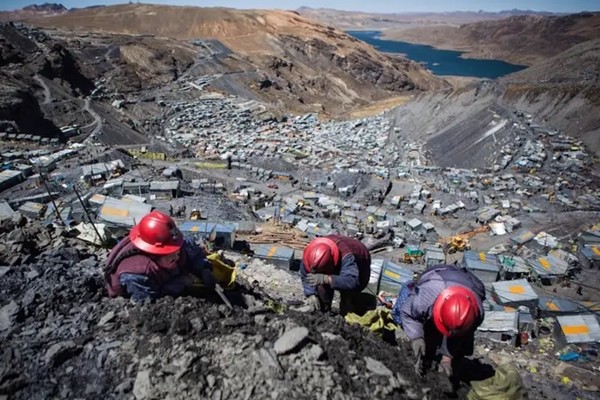 La Rinconada ở Peru là nơi sinh sống của con người ở vị trí cao nhất thế giới, với độ cao cách mặt nước biển chừng 5.100 m, cũng đồng thời có một số điều kiện sống “tàn bạo nhất”. (Ảnh: Business Insider)