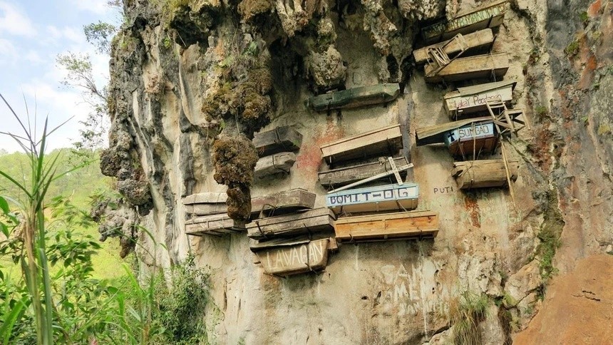 Cách đây hơn 2.000 năm, tộc người Igorot tại vùng núi Sagada ở phía bắc của Philippines đã có tập tục an táng những người quá cố trong các cỗ quan tài gỗ và đóng đinh hoặc treo lên vách núi cao. Ảnh: Shutterstock.