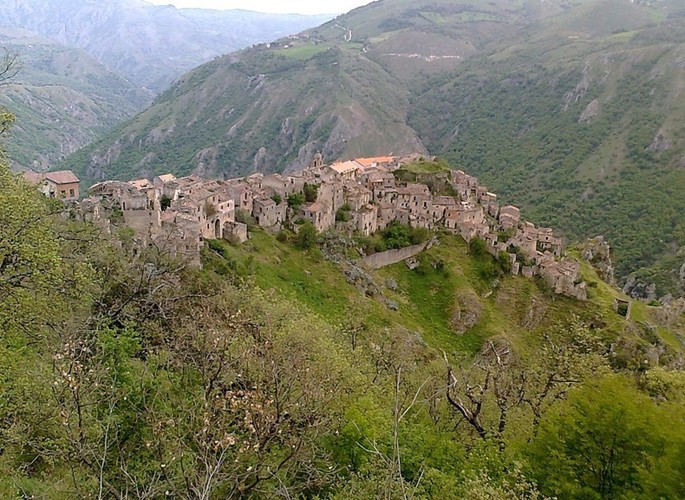 Làng Romagnano al Monte từng vô cùng phát triển trước khi trở thành " thị trấn ma" rùng rợn nhất Italy. (Nguồn ảnh: IT)