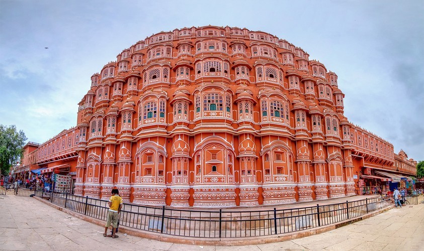 Cung điện gió Hawa Mahal, một trong những  cung điện đẹp nhất Ấn Độ, được xây dựng vào năm 1798 bởi Hoàng đế Maharaja Sawai Pratap Singh. Ảnh: boomsbeat.